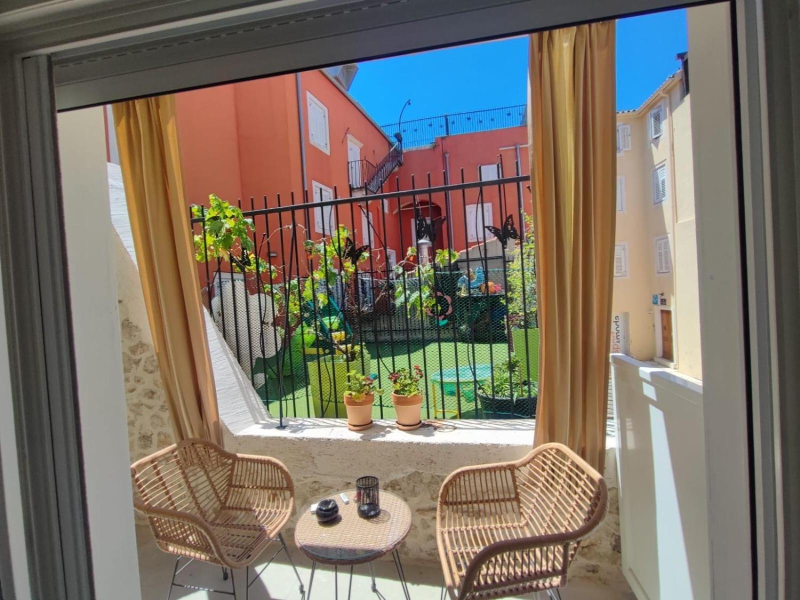 Amaro Luxury & With Balcony *